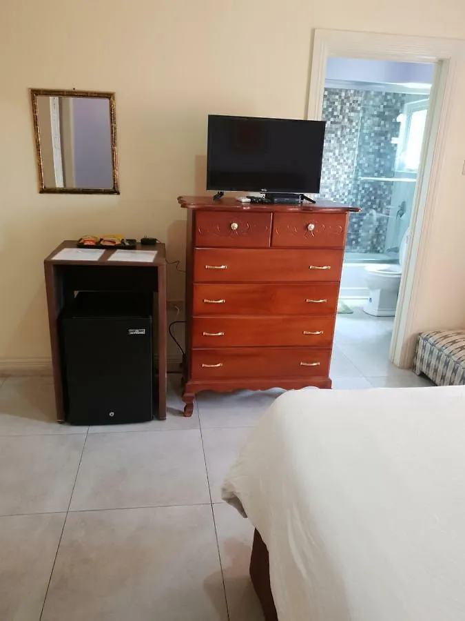 Kingston Paradise Place 2 Guest House 2*,
